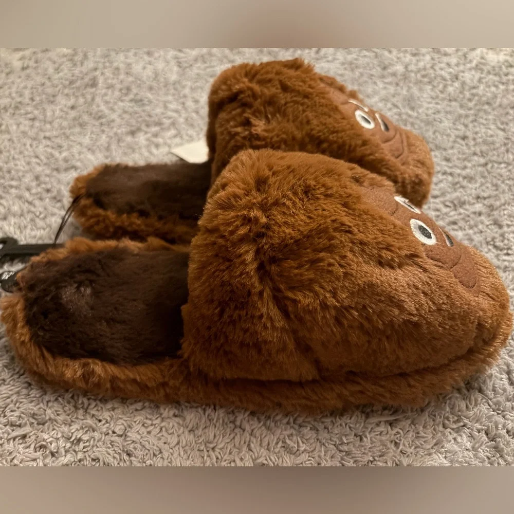 ✨3/$15✨NWT•Girls’ 💩 Emoji Slippers | Size XL (4-5)